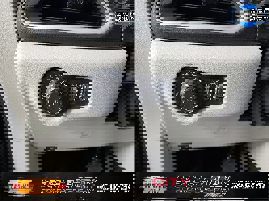 Used 2024 Chrysler Pacifica Touring-L image 14