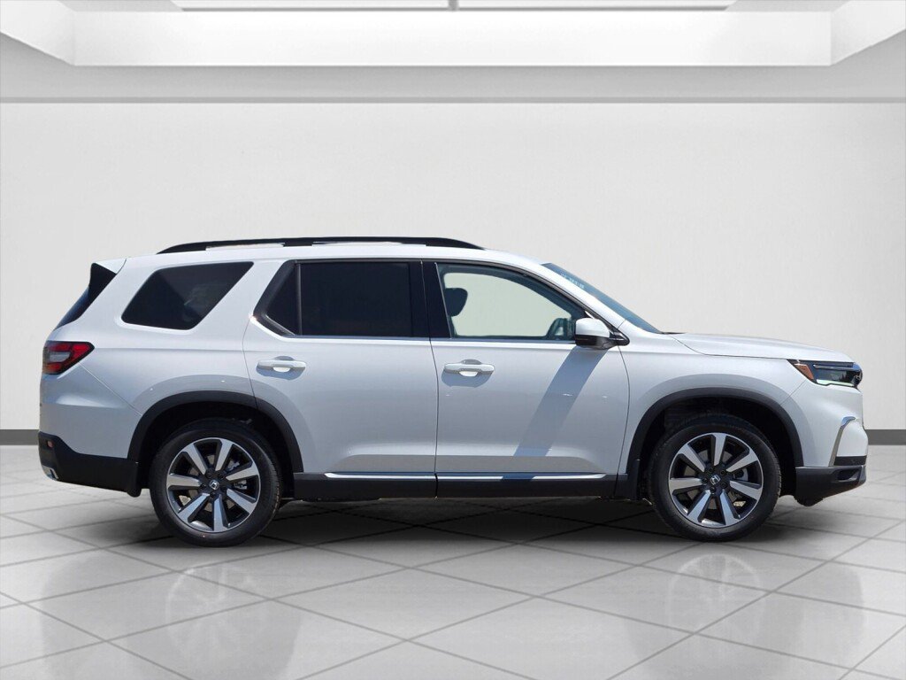 New 2025 Honda Pilot Touring image 3