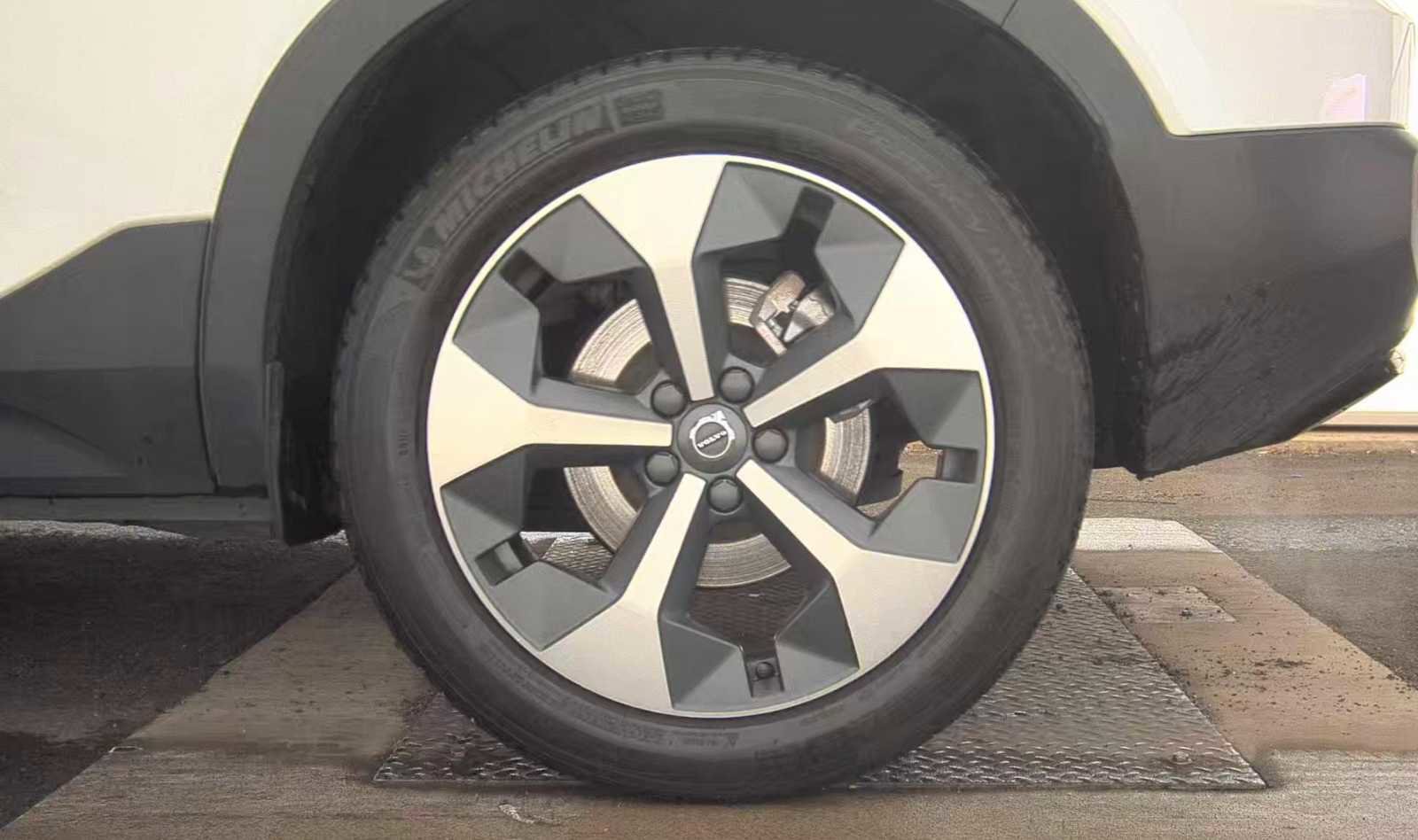 Used 2023 Volvo XC40 B4 Ultimate image 17