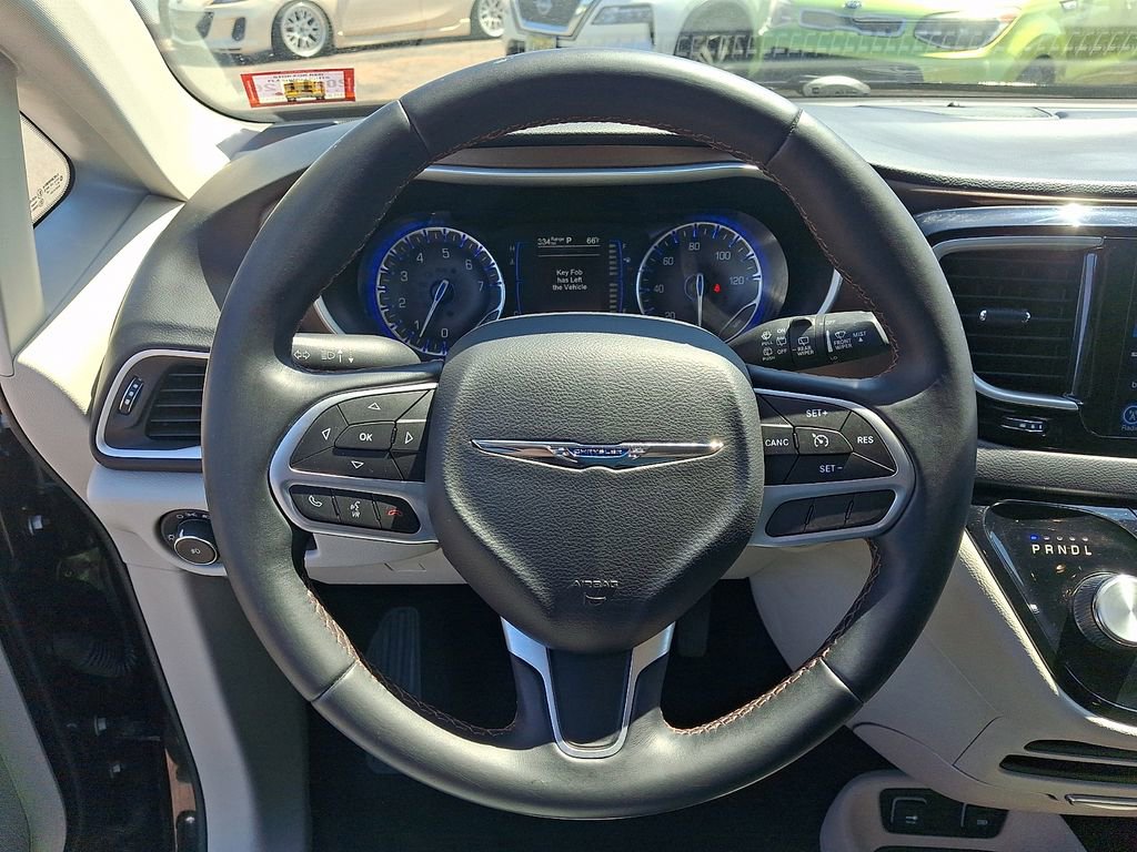 Used 2017 Chrysler Pacifica Touring-L FWD image 19