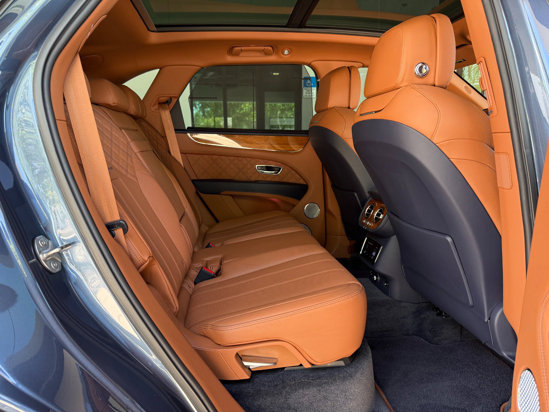 Used 2021 Bentley Bentayga AWD/4WD image 39