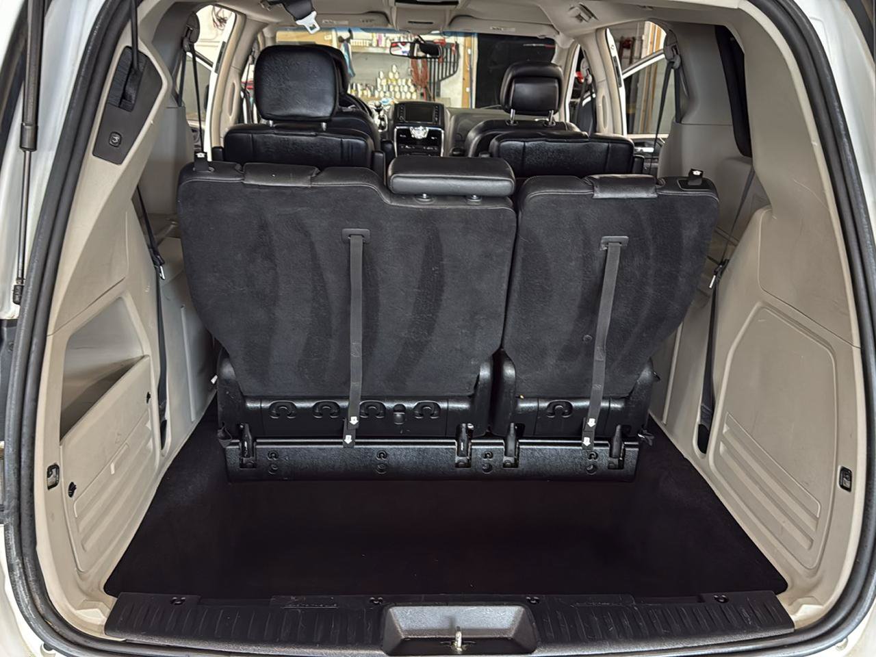 Used 2015 Chrysler Town & Country Touring FWD image 38