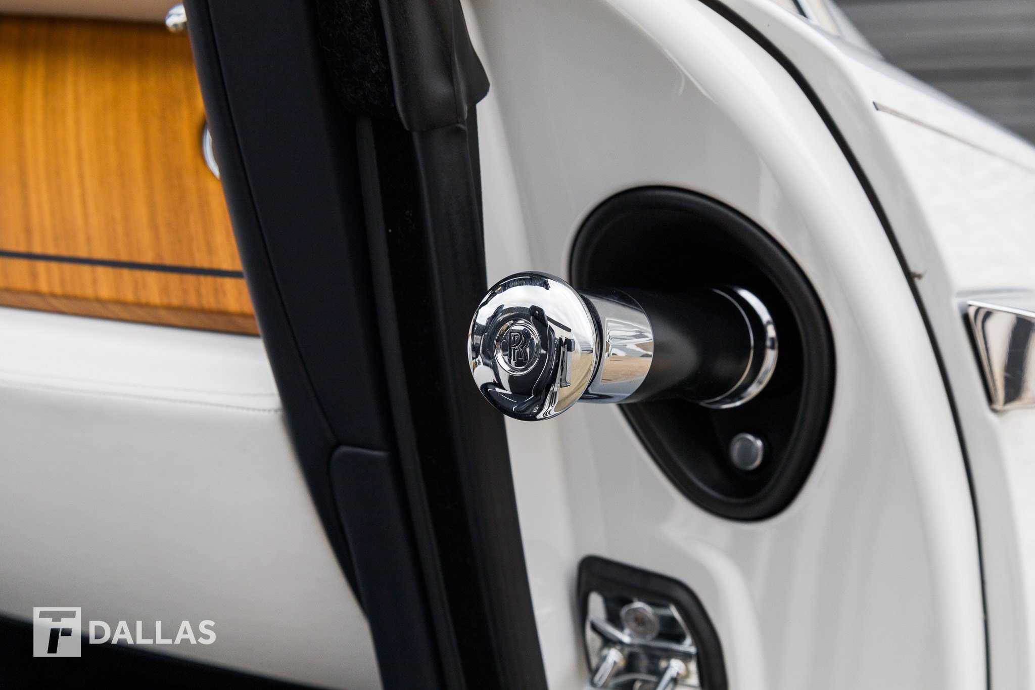 Used 2019 Rolls-Royce Dawn RWD image 31