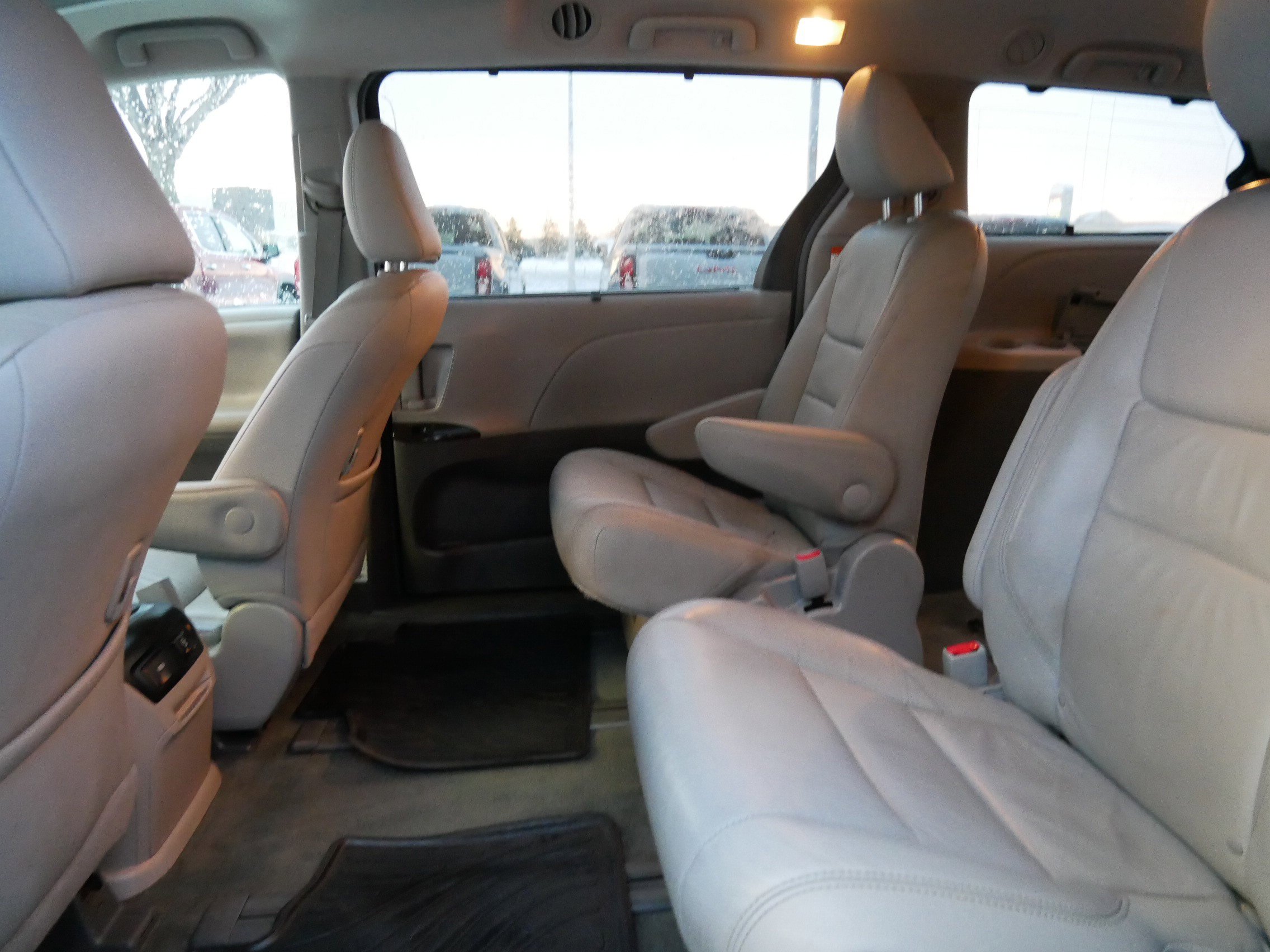 Used 2017 Toyota Sienna XLE image 10