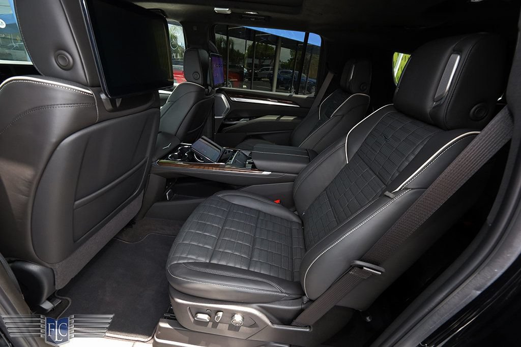 Used 2026 Cadillac Escalade ESV Platinum Sport AWD/4WD image 17