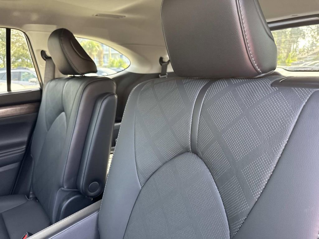 Used 2021 Toyota Highlander Platinum image 16