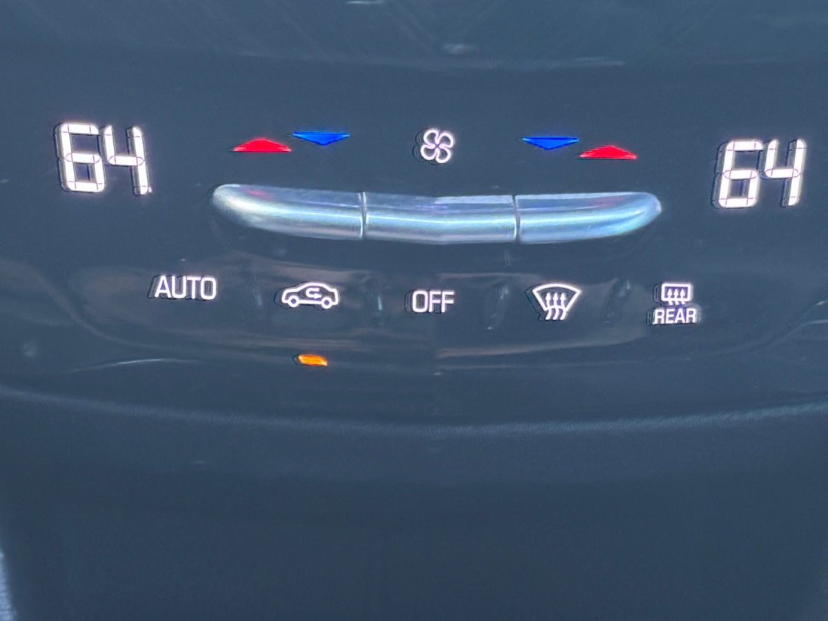 Used 2022 Cadillac XT6 Premium Luxury FWD image 4