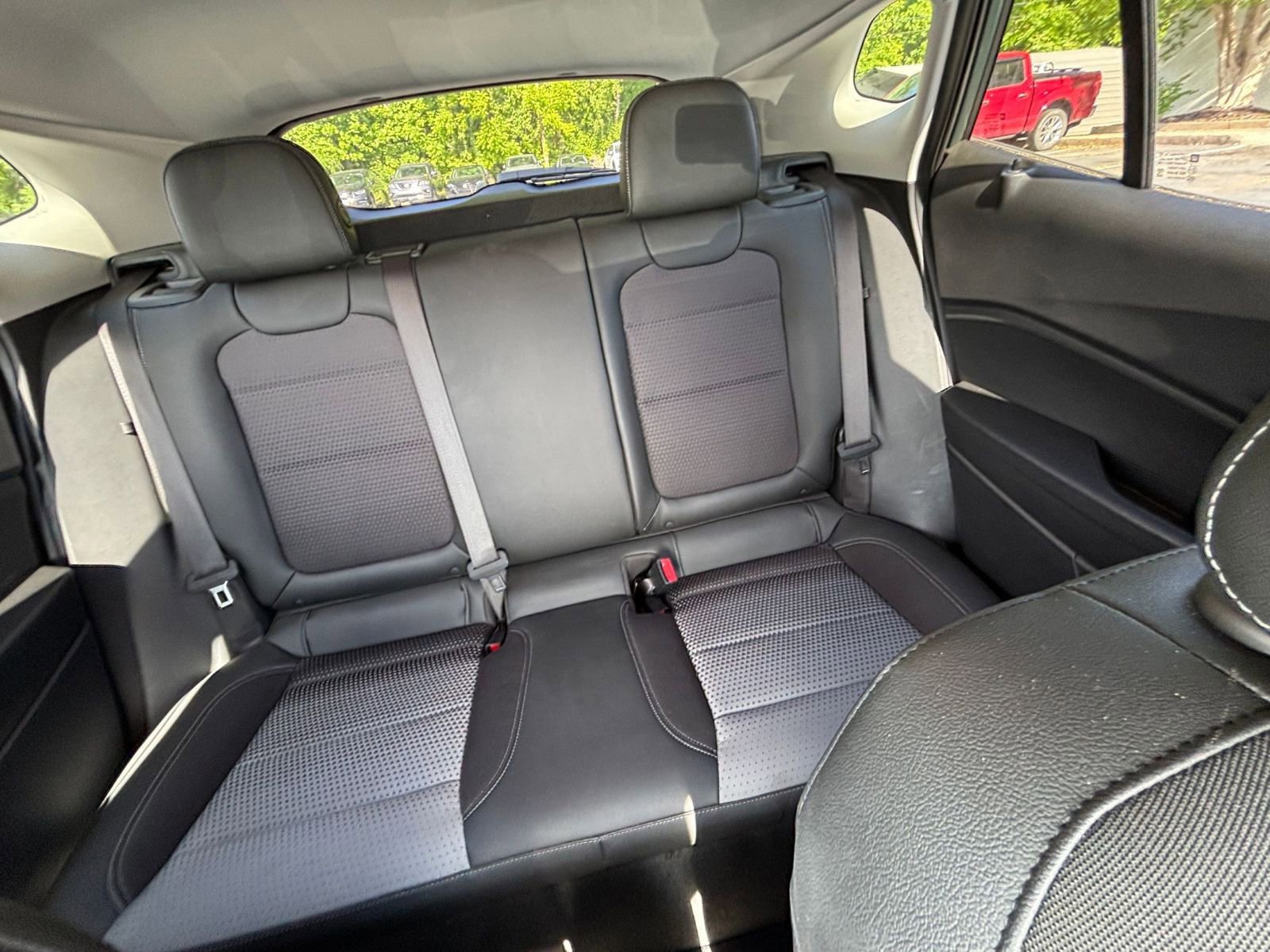 Used 2025 Chevrolet Trax LT w/ LT Convenience Package FWD image 32
