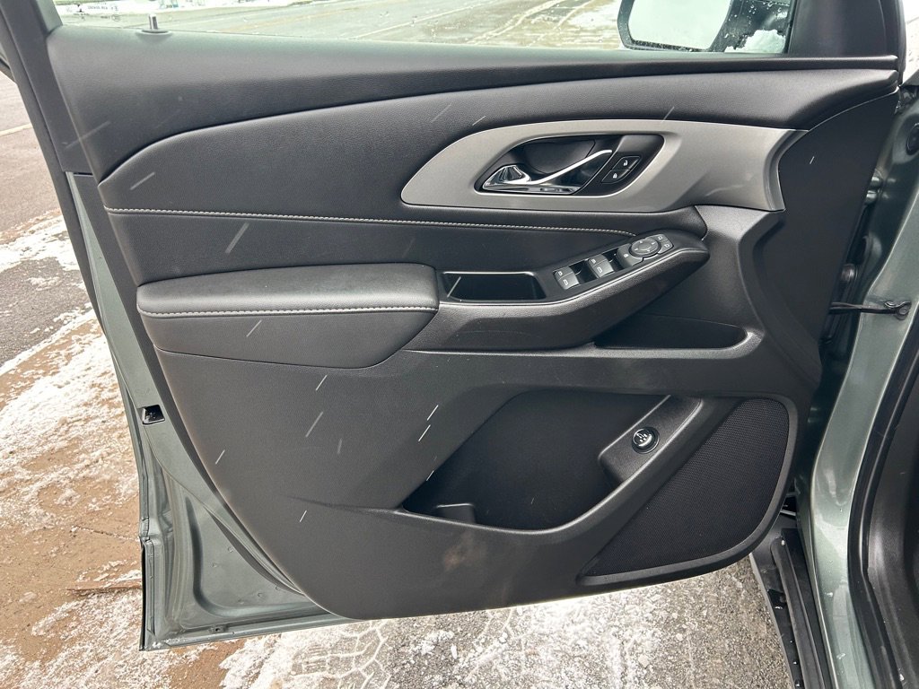 Used 2023 Chevrolet Traverse LT image 18