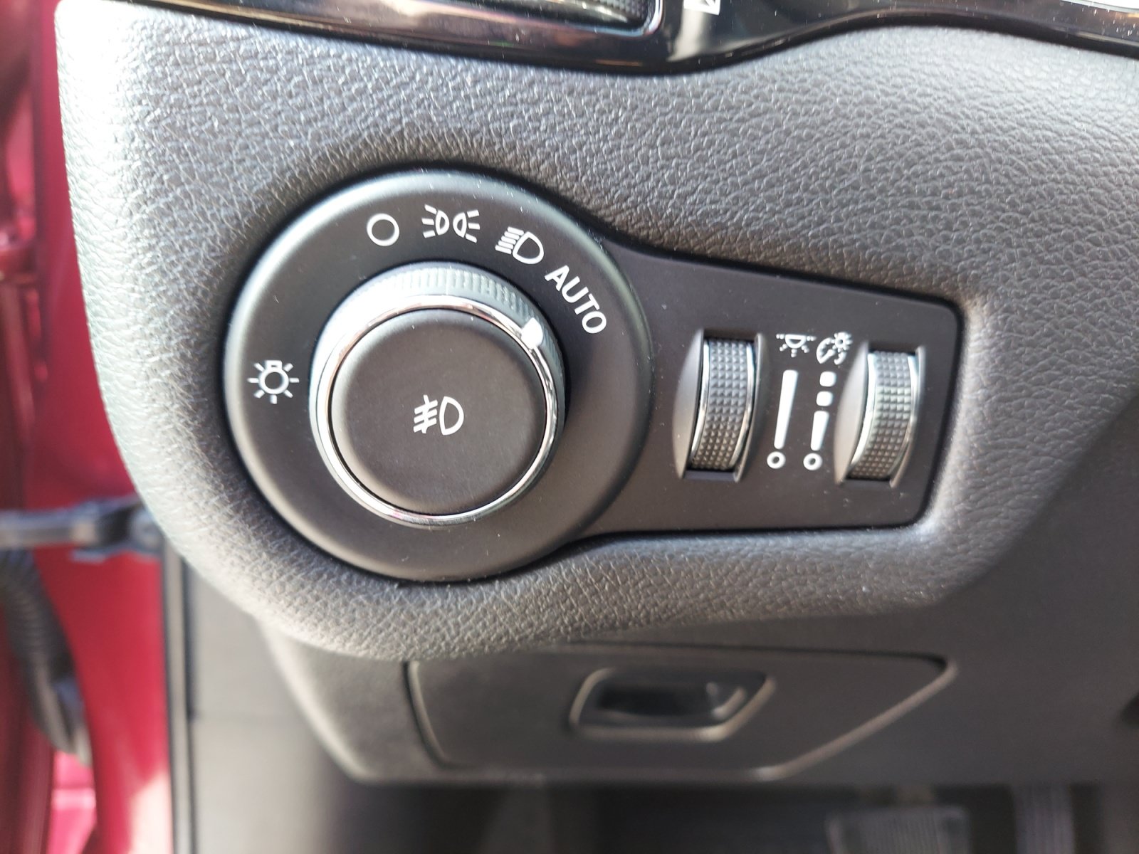 Used 2020 Jeep Cherokee Latitude Plus FWD image 26