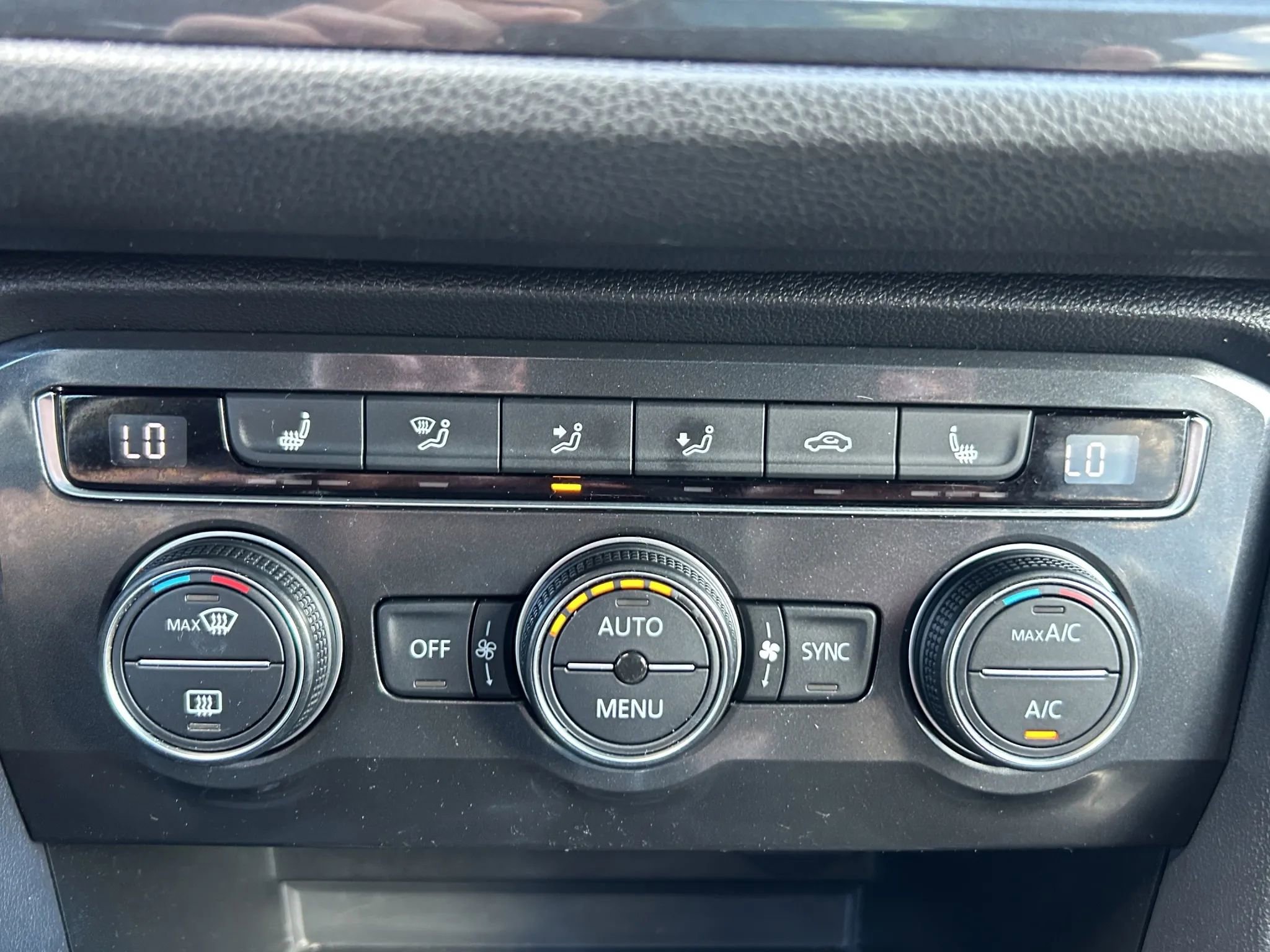 Used 2018 Volkswagen Tiguan SE AWD/4WD image 27