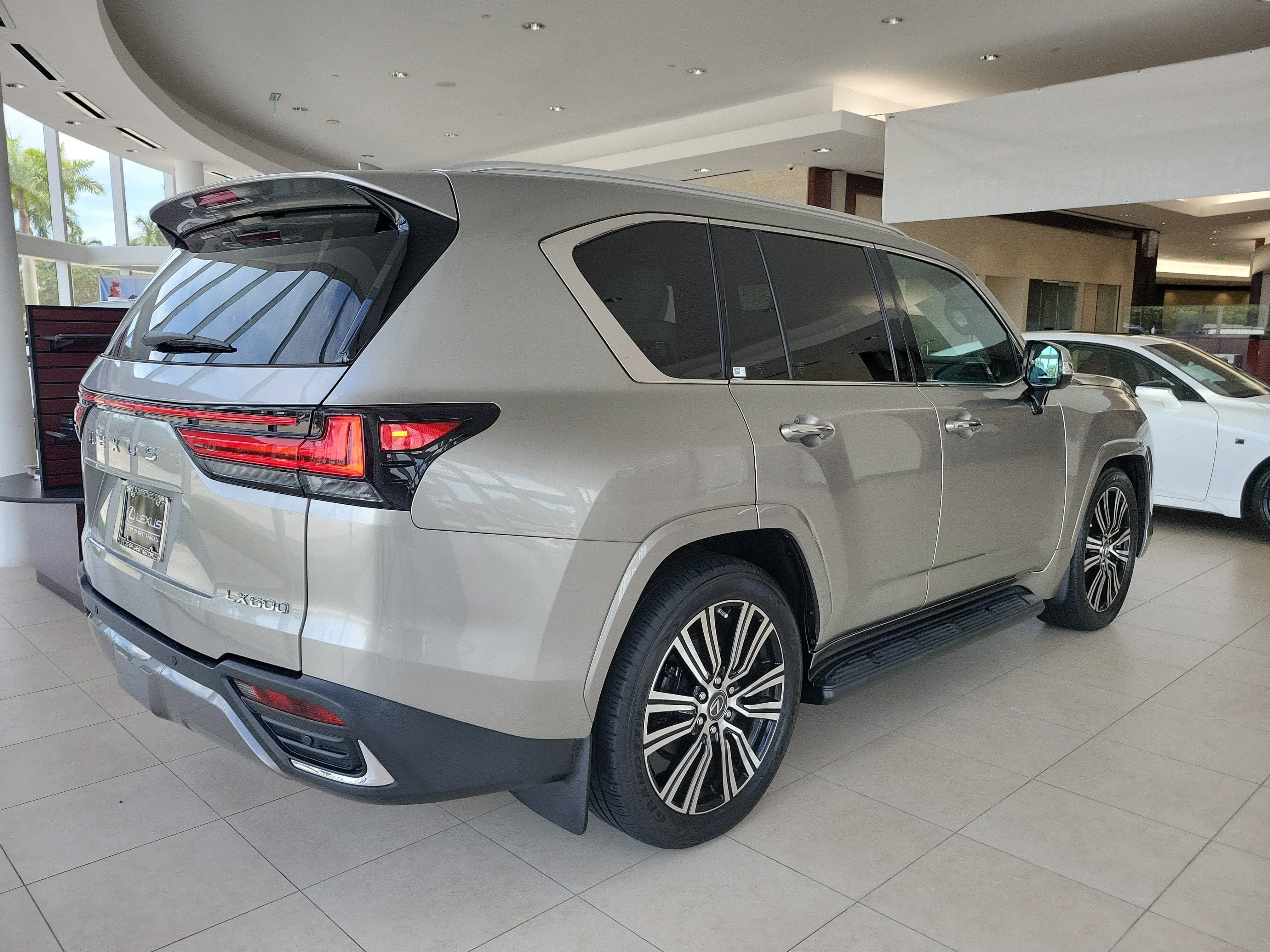 Used 2022 Lexus LX 600 4WD w/ Accessory Package (Z1) image 8