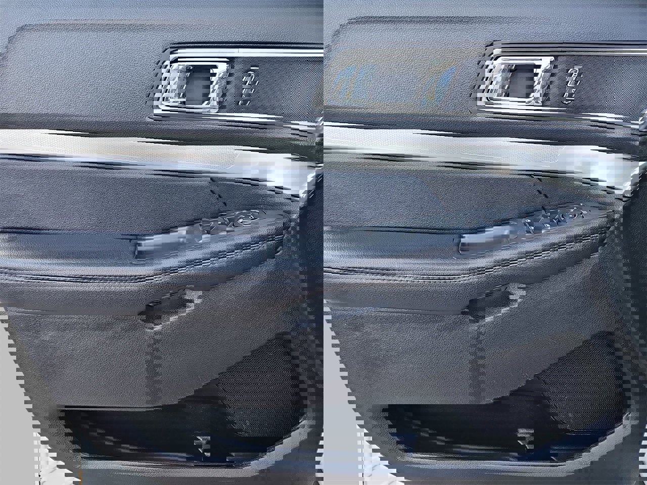 Used 2017 Ford Explorer XLT image 27