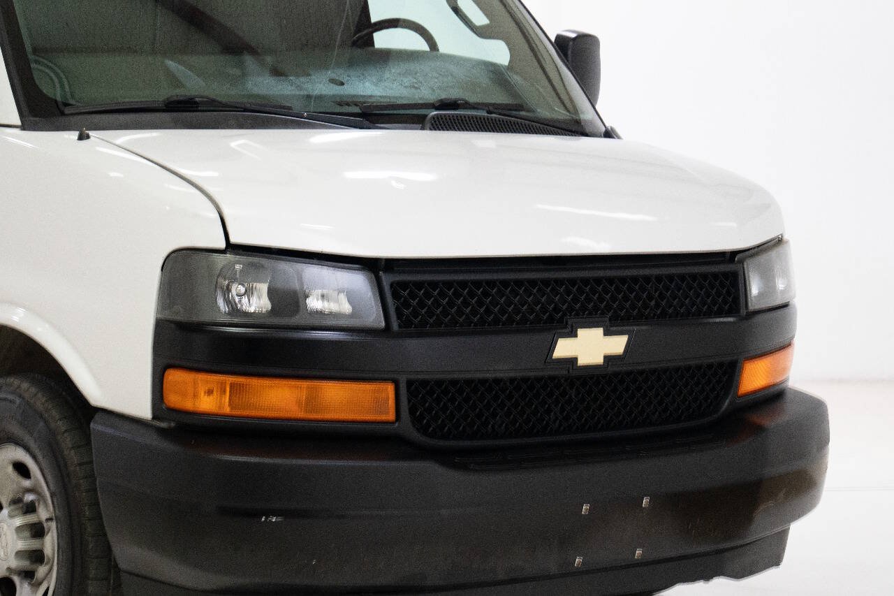 Used 2018 Chevrolet Express 3500 Extended w/ Driver Convenience Package RWD image 9