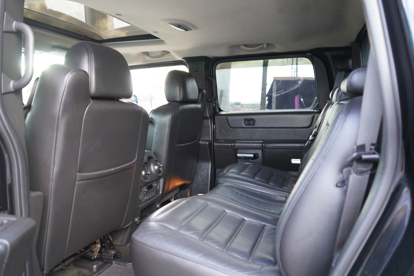 Used 2005 HUMMER H2 SUT w/ Preferred Equipment Group AWD/4WD image 17