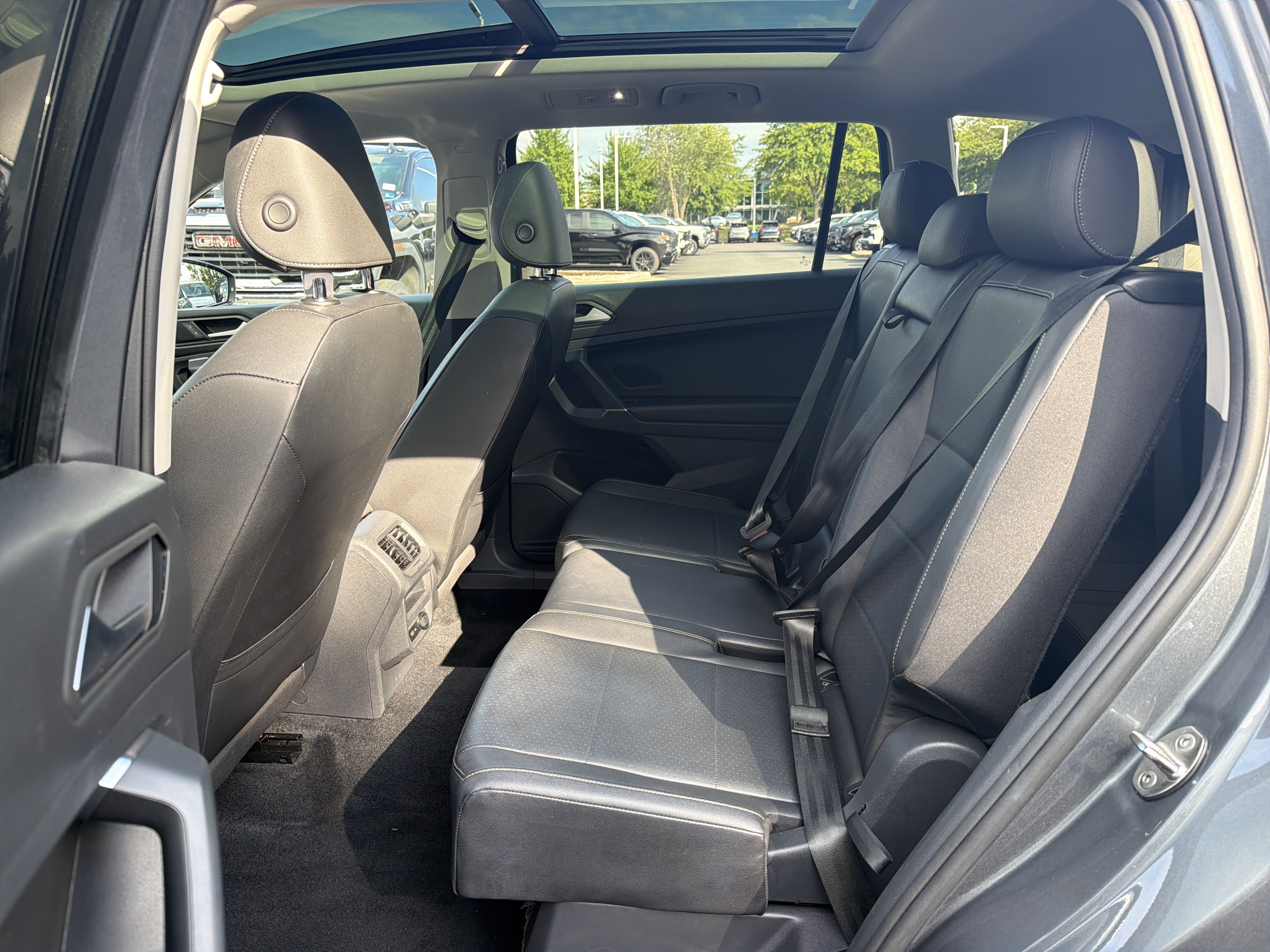 Used 2020 Volkswagen Tiguan SE w/ Panoramic Sunroof Package FWD image 31