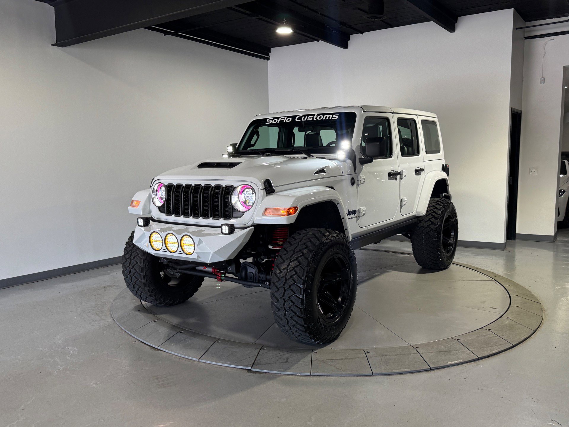 Used 2025 Jeep Wrangler Unlimited Sport AWD/4WD image 4
