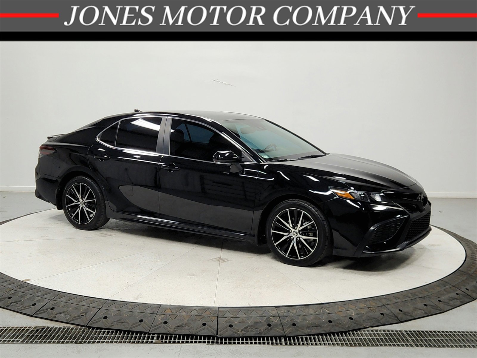 Used 2023 Toyota Camry SE image 1
