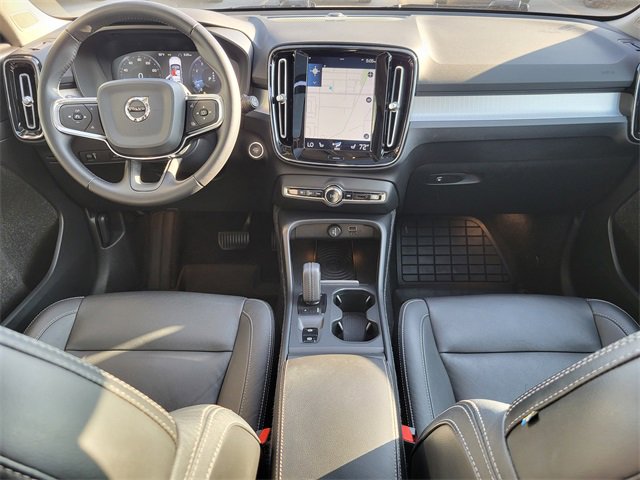 Used 2019 Volvo XC40 T5 Momentum image 2