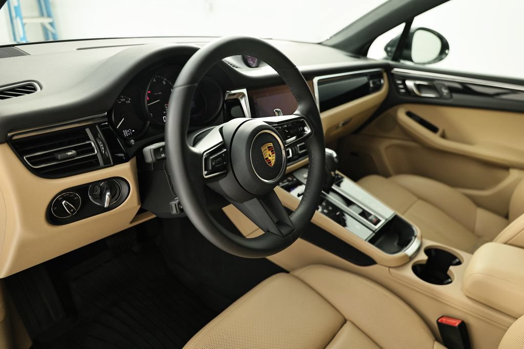 Certified 2026 Porsche Macan AWD/4WD image 4