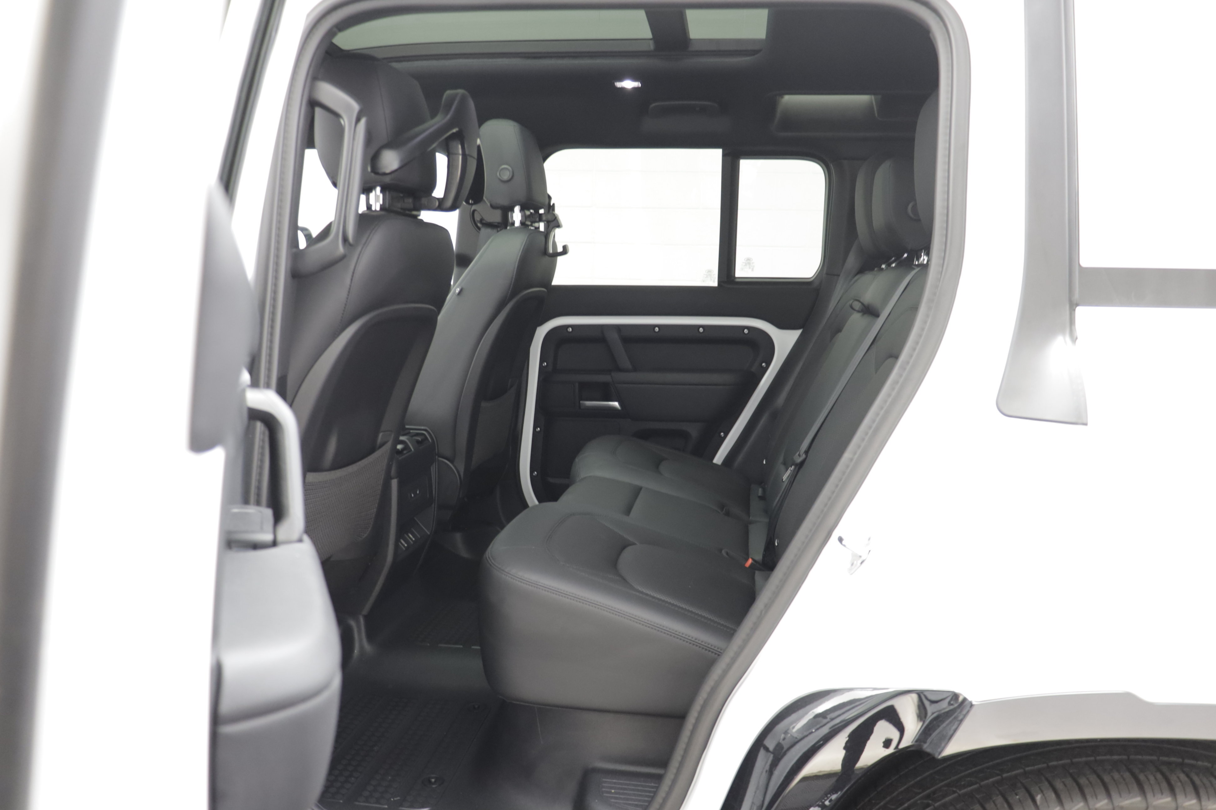 Certified 2026 Land Rover Defender 110 X-Dynamic SE AWD/4WD image 15