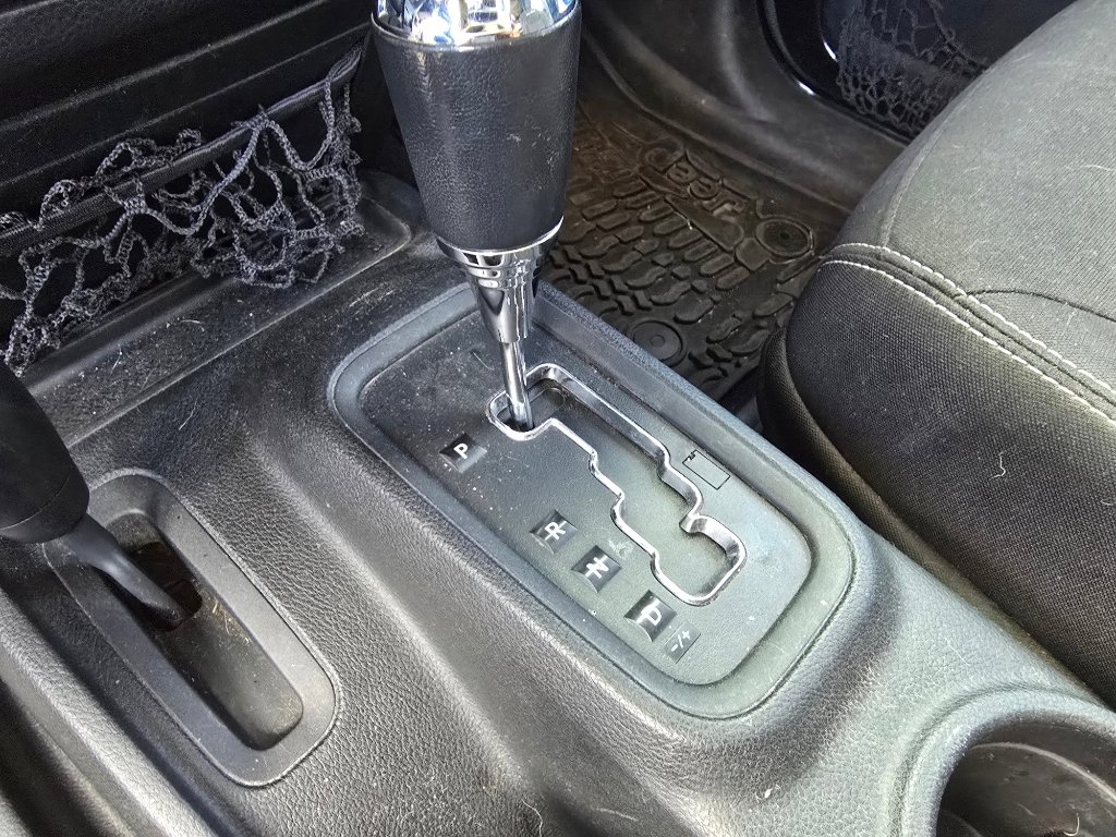 Used 2015 Jeep Wrangler Unlimited Rubicon w/ Connectivity Group image 20