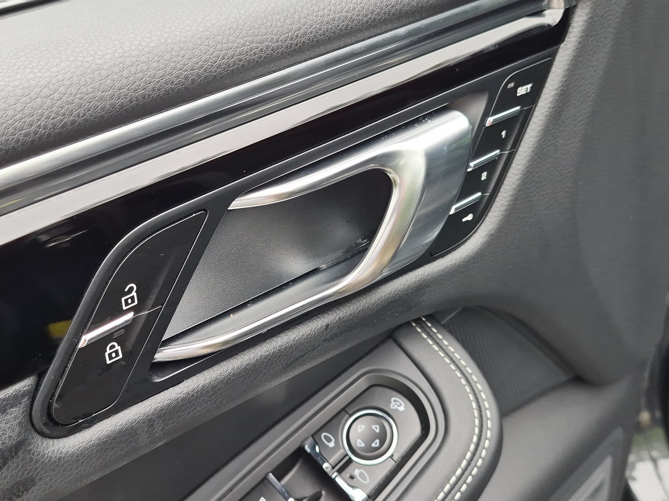 Certified 2025 Porsche Macan Turbo AWD/4WD image 13