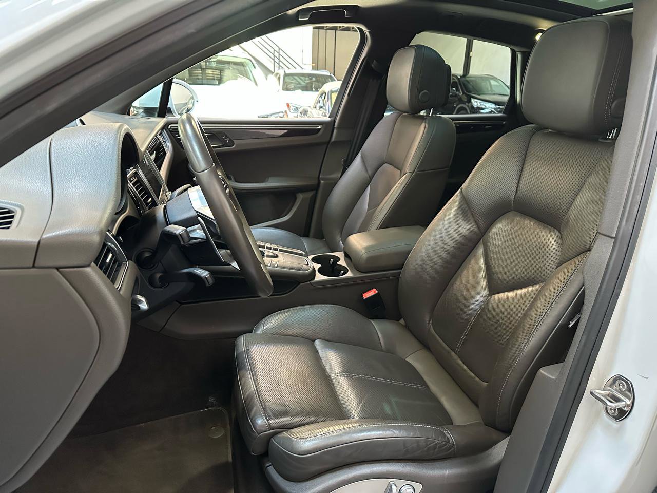 Used 2018 Porsche Macan AWD/4WD image 15