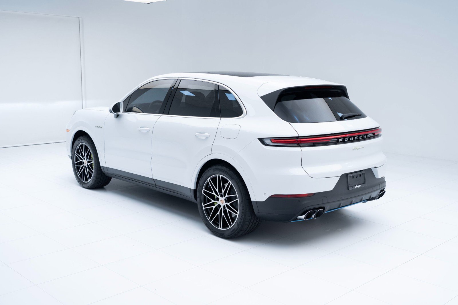 Certified 2025 Porsche Cayenne E-Hybrid image 3