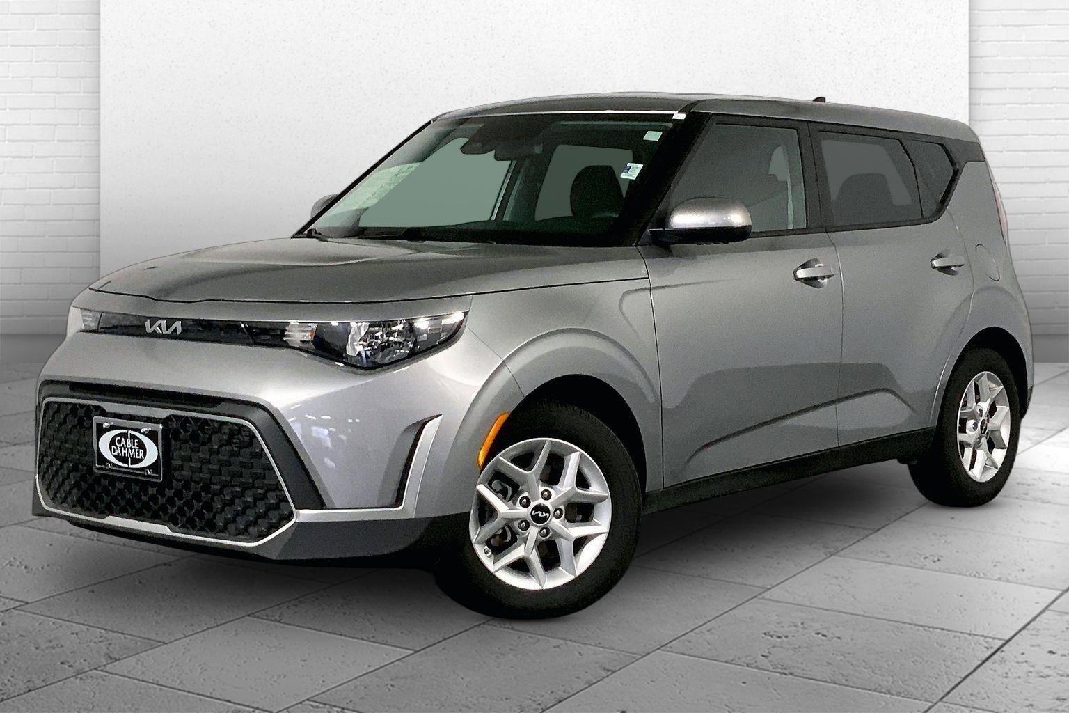 Used 2025 Kia Soul LX w/ LX Technology Package FWD image 12