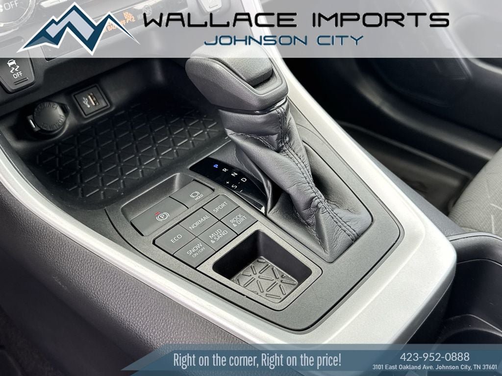Used 2023 Toyota RAV4 XLE AWD/4WD image 17