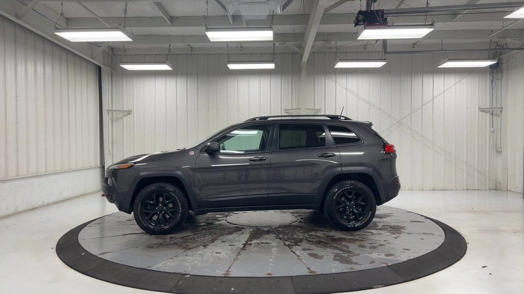 Used 2018 Jeep Cherokee Trailhawk w/ Cold Weather Group AWD/4WD image 5
