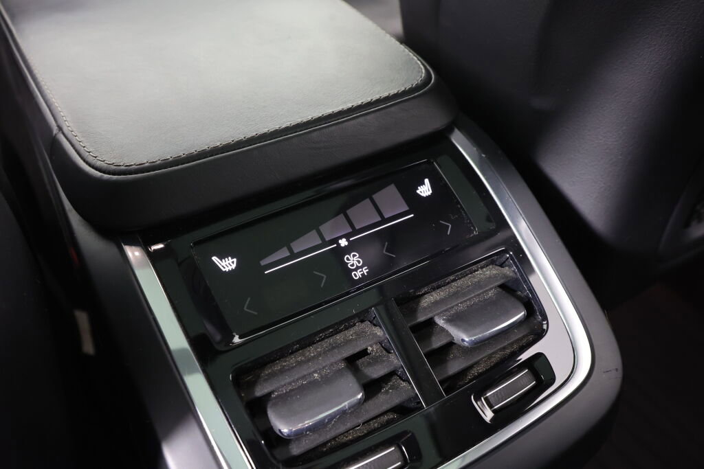 Used 2016 Volvo XC90 T6 Momentum w/ Momentum Plus Package image 24