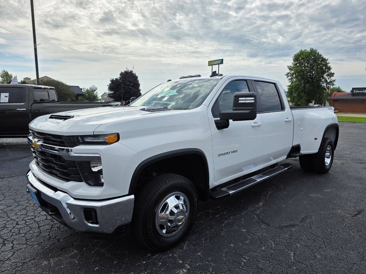 Used 2025 Chevrolet Silverado 3500 LT w/ Convenience Package AWD/4WD image 3