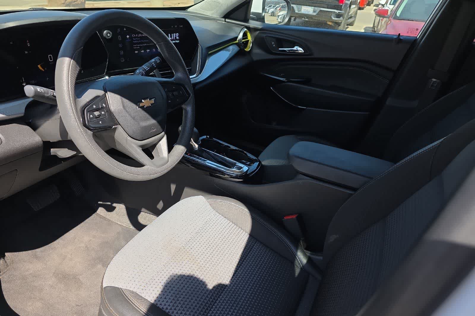 Used 2025 Chevrolet Trax LT FWD image 14