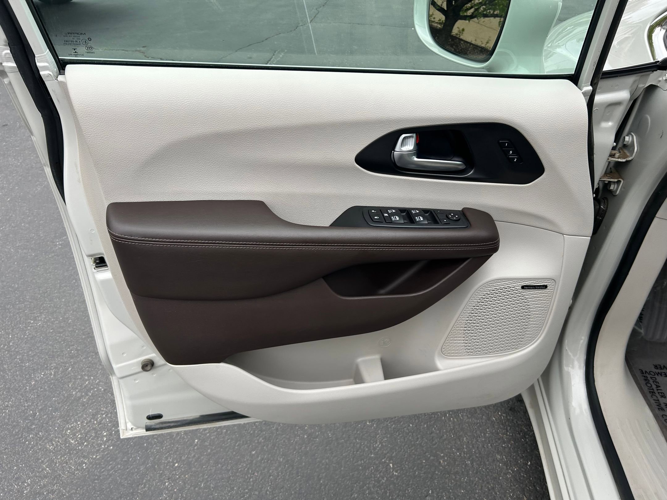 Used 2020 Chrysler Pacifica Touring-L Plus w/ Tire & Wheel Group image 10