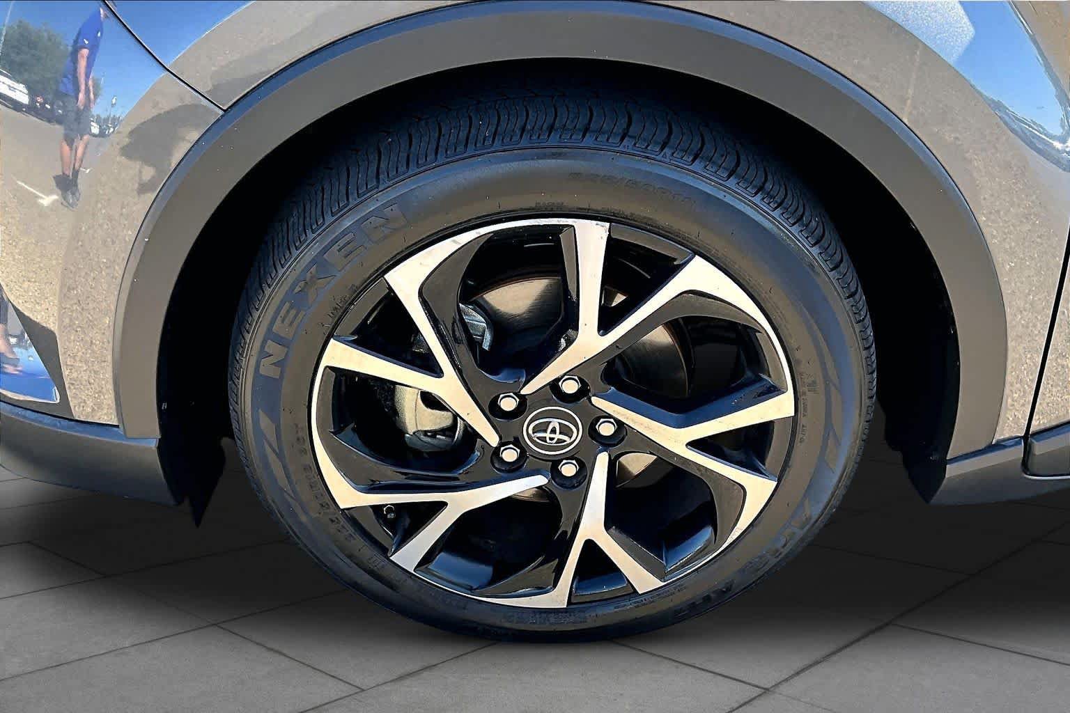 Used 2018 Toyota C-HR XLE FWD image 10
