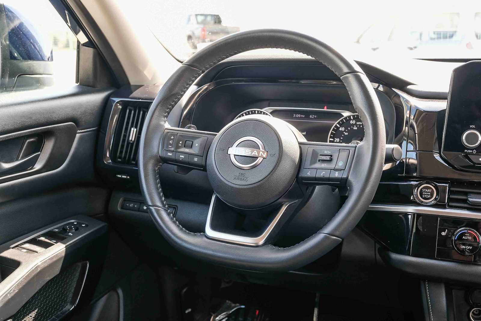 Used 2024 Nissan Pathfinder SV FWD image 15