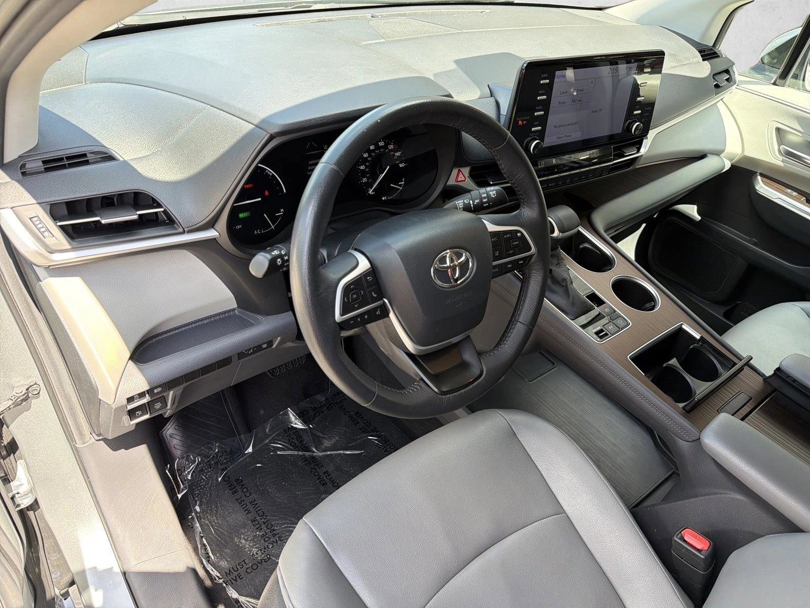 Used 2024 Toyota Sienna XLE FWD image 13