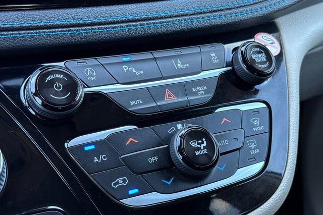 Used 2021 Chrysler Pacifica Touring-L FWD image 32