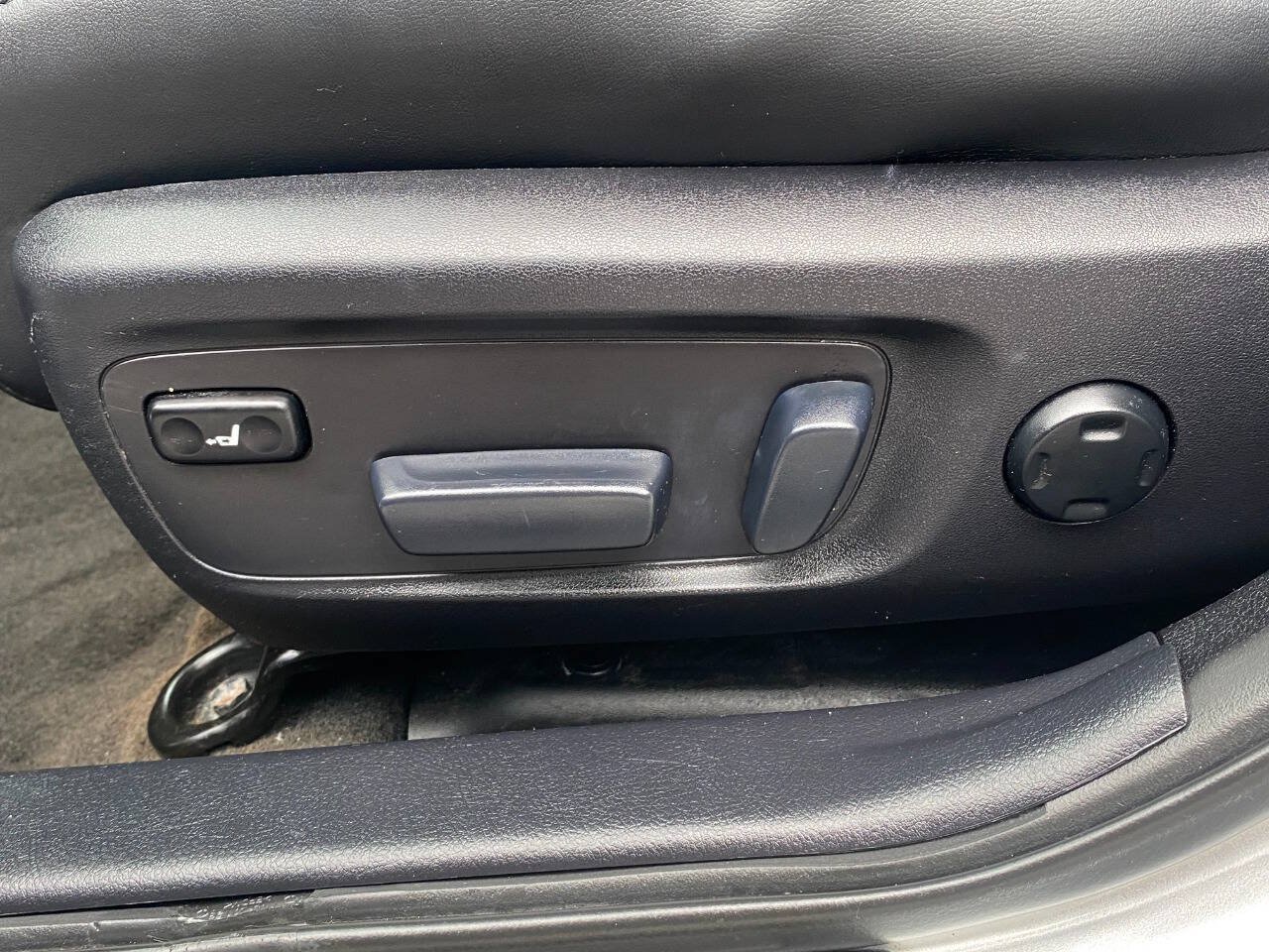 Used 2013 Toyota Avalon Limited FWD image 17