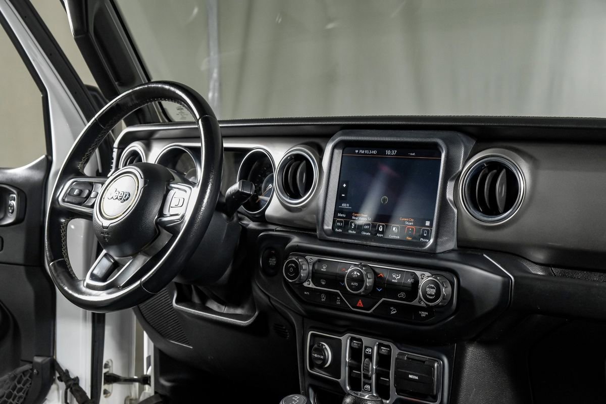 Used 2018 Jeep Wrangler Unlimited Sahara AWD/4WD image 9