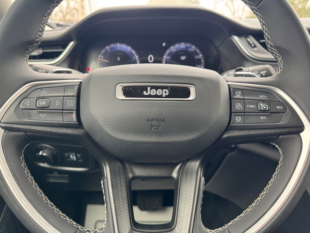 Used 2023 Jeep Grand Cherokee Laredo AWD/4WD image 23
