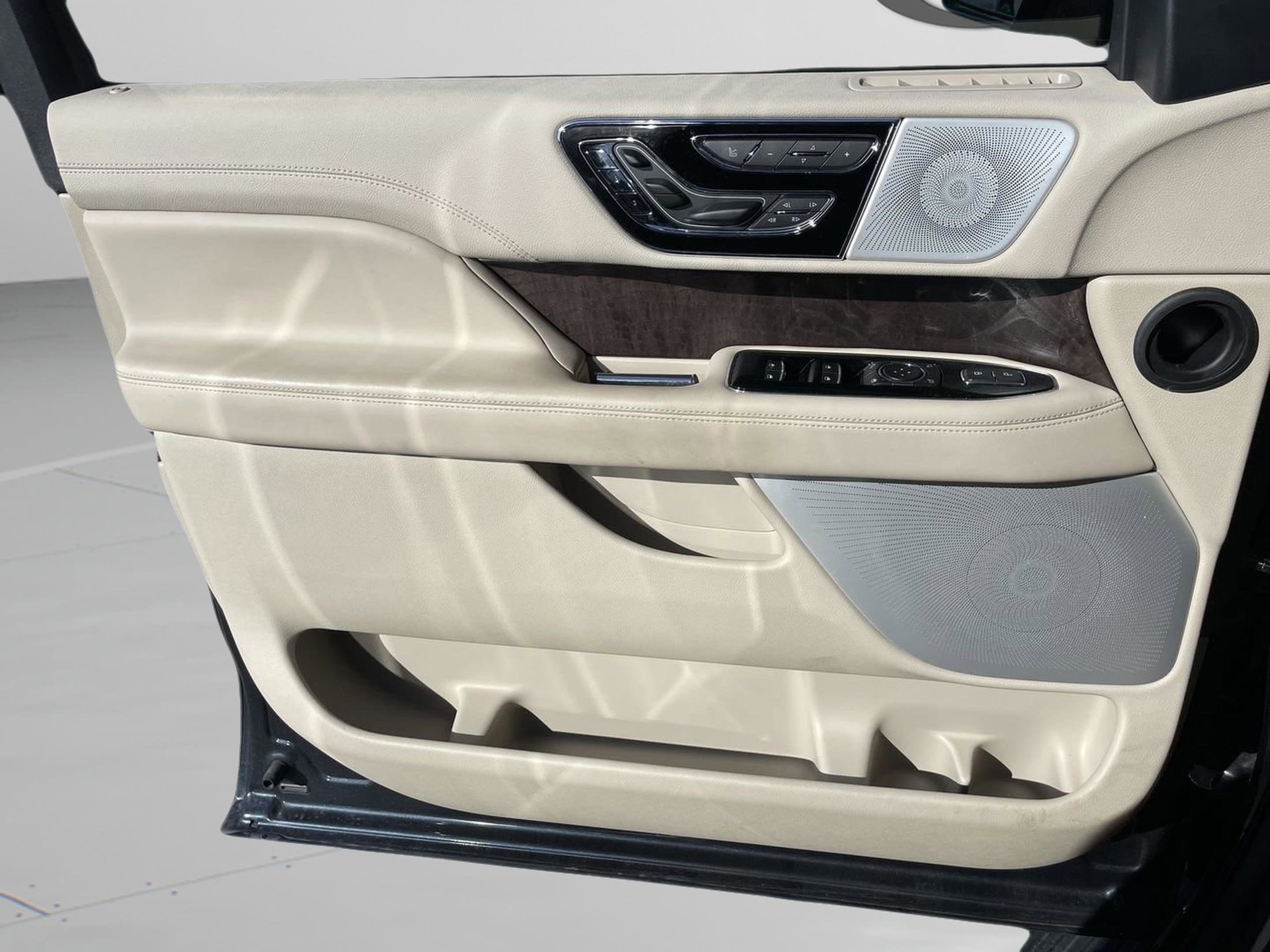 Used 2021 Lincoln Navigator Reserve w/ Luxury Package image 26