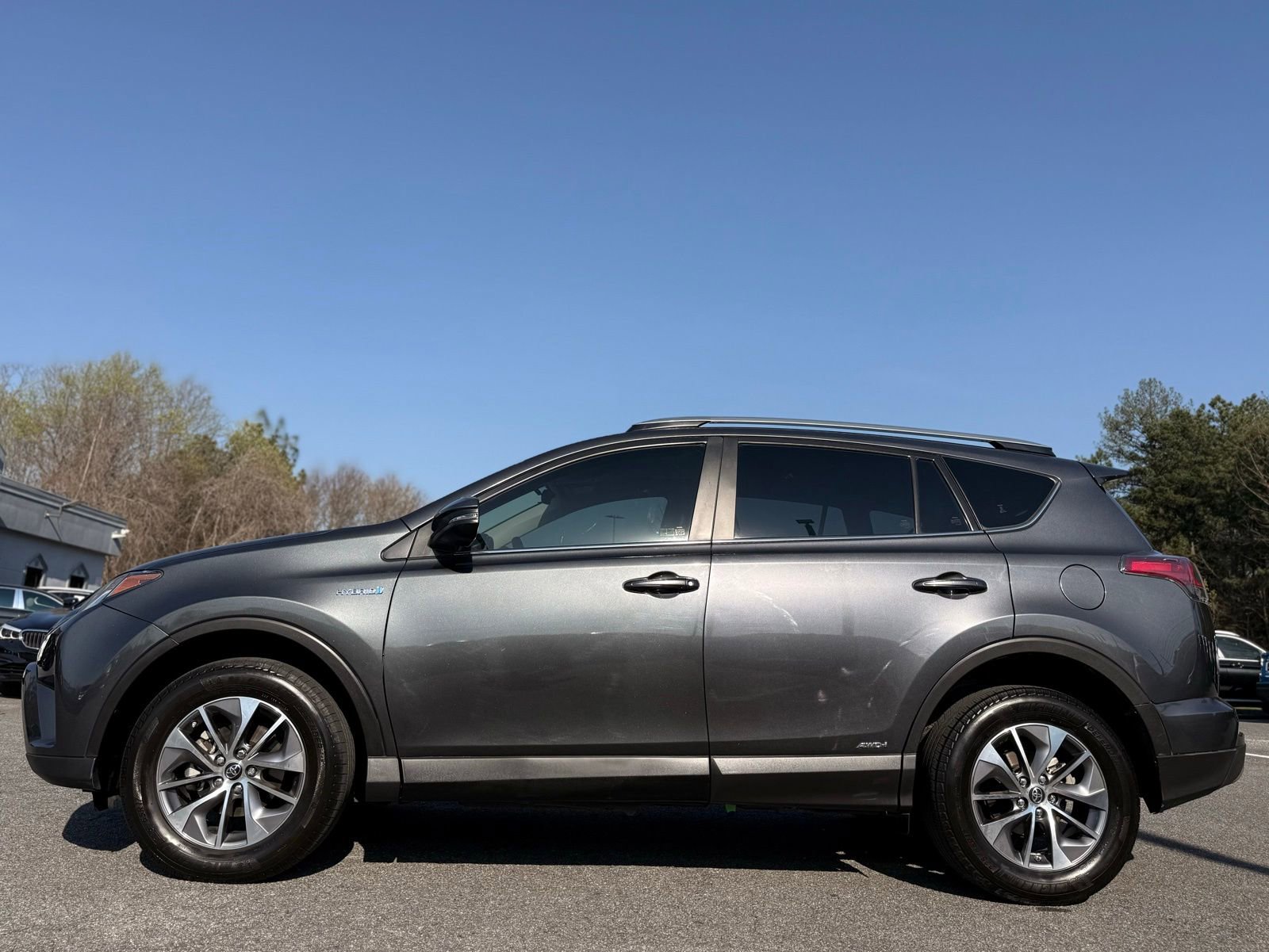 Used 2018 Toyota RAV4 XLE AWD/4WD image 2