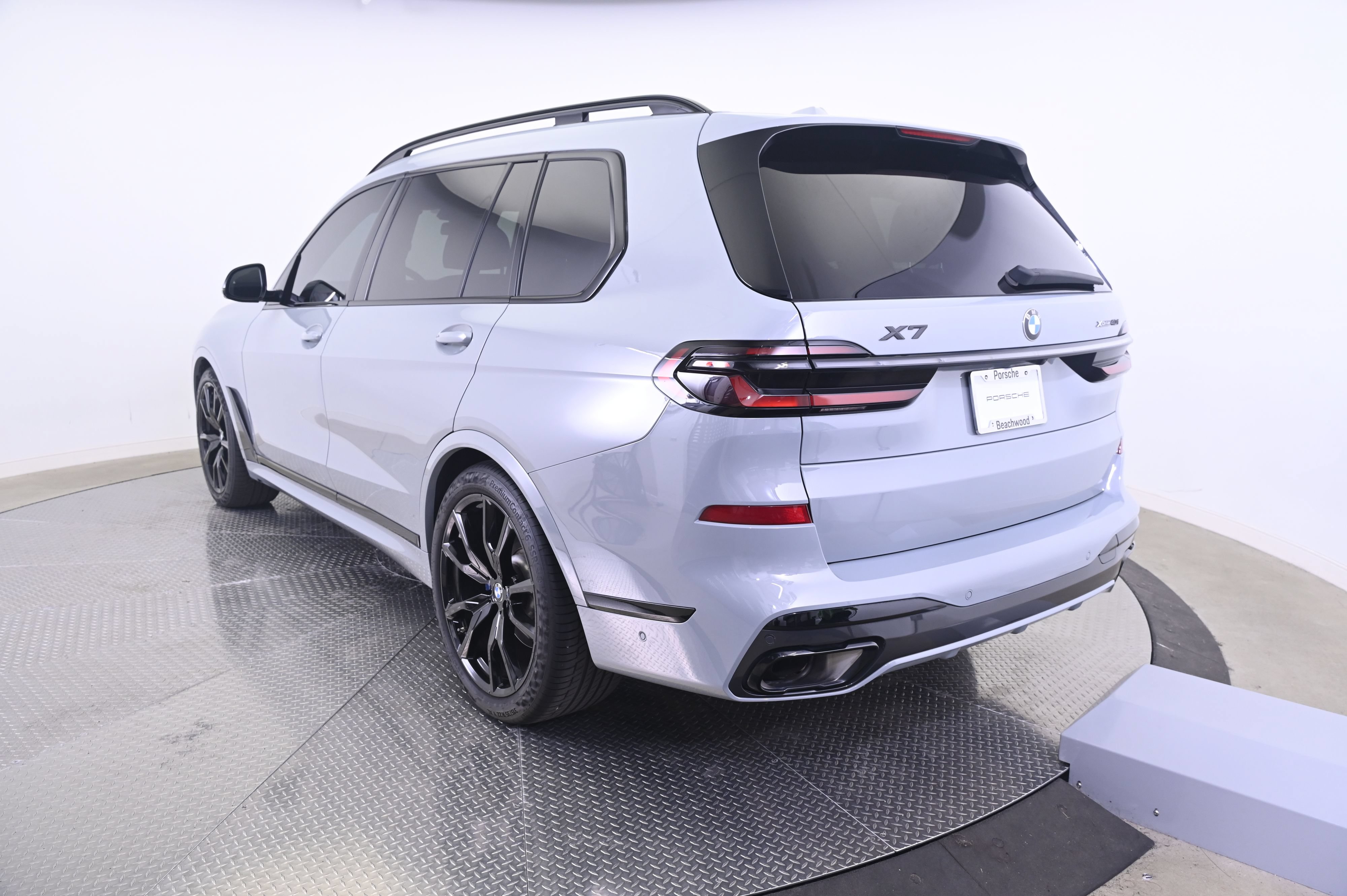 Used 2025 BMW X7 xDrive40i w/ M Sport Package AWD/4WD image 3