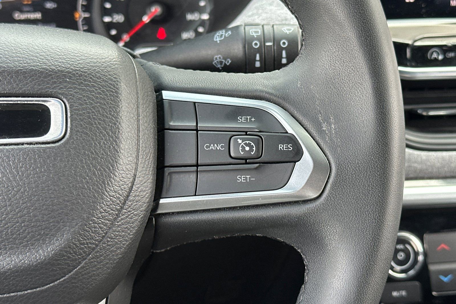 Used 2024 Jeep Compass Latitude image 29