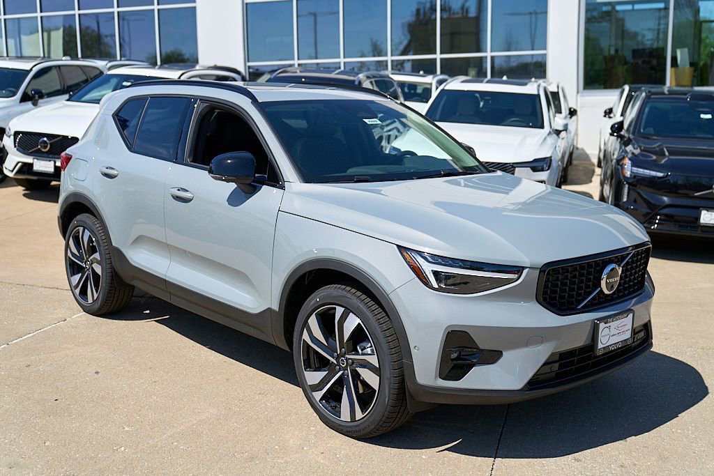 New 2026 Volvo XC40 B5 Plus w/ Climate Package AWD/4WD image 4