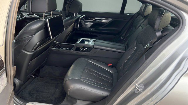 Used 2022 BMW 750i xDrive image 21