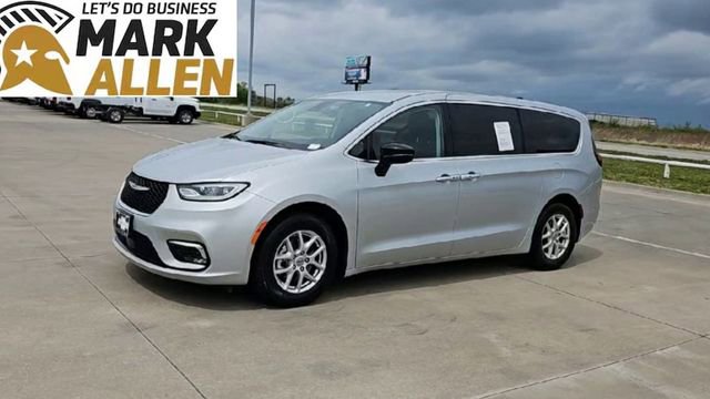 Used 2024 Chrysler Pacifica Touring-L FWD image 4